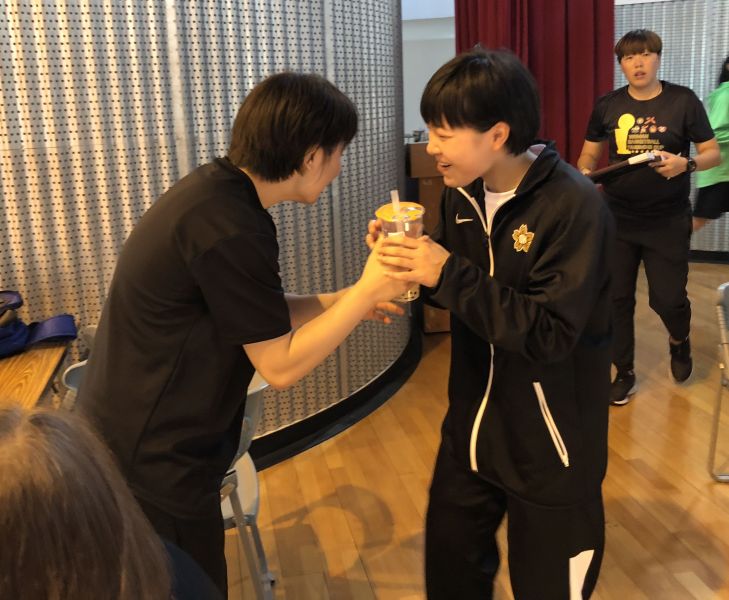 日本櫻花球員跟職員搶喝最愛的珍奶 。大會提供