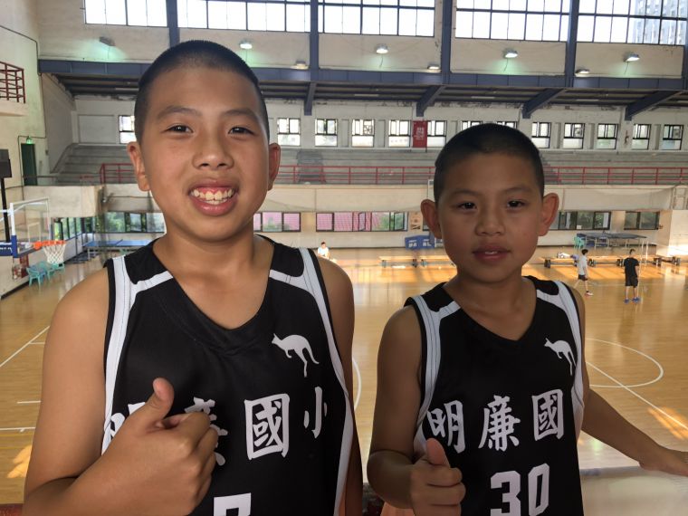 明廉兄弟檔哥哥黃吳彥廷（左）想繼續打球、弟弟黃吳彥儒卻想當兵。大會提供