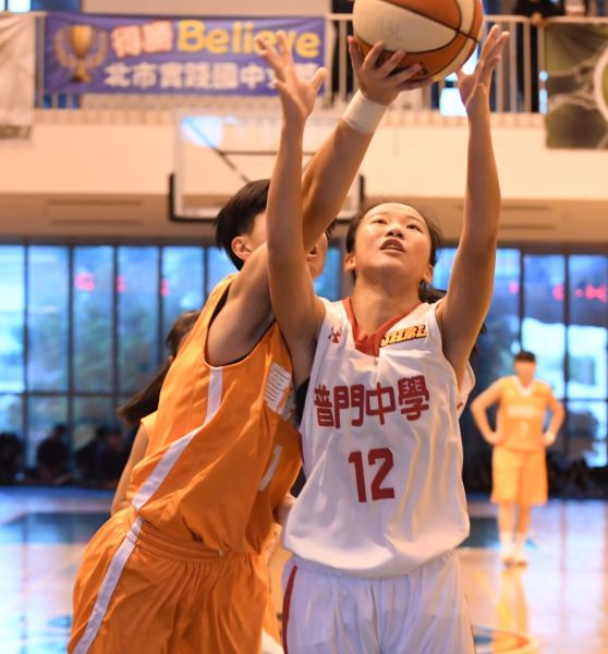 普門中鋒陳婉妮抓下生涯最多25籃板、得13分，攻守俱佳尤做足苦工。