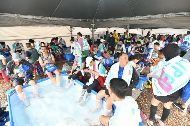 本屆臺北馬賽事首創提供冷池泡腳服務，讓跑者在完賽之後能夠舒緩痠痛症狀。主辦單位提供