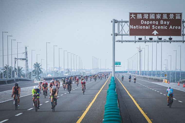 本賽事也是唯一封閉國道三號 (南州—大鵬灣)的鐵人賽事，讓選手能盡情享受狂飆自行車賽道的快感。大會提供