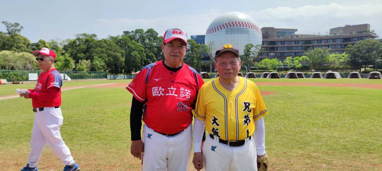 李憲宗（左）和洪騰勝加起來已167歲。棒球名人堂協會提供