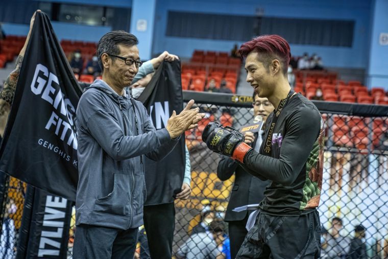李育昇(右)父親也是前跆拳道國家隊總教練李佳融親自頒獎給兒子。大會提供