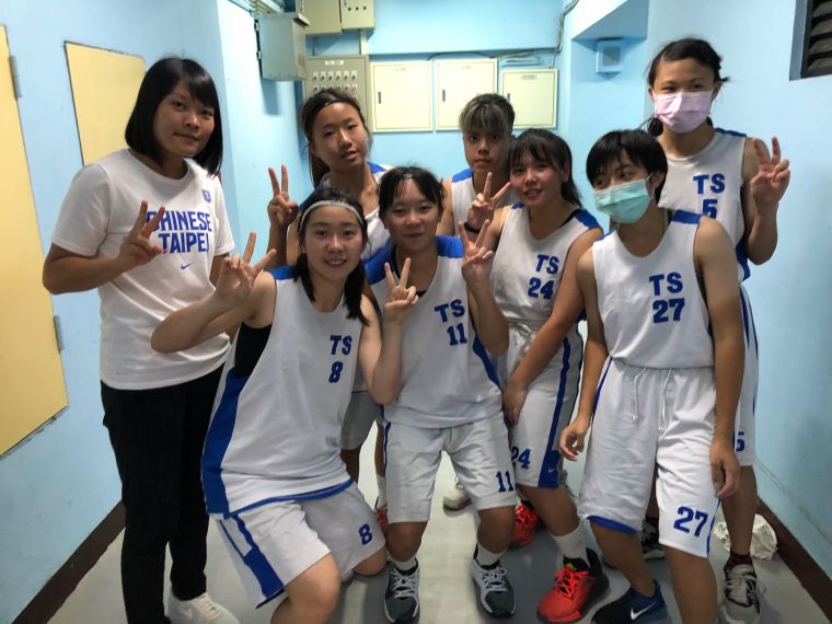 東勢7名超愛籃球的「山中女孩」與教練吳鈺淳（左)。大會提供