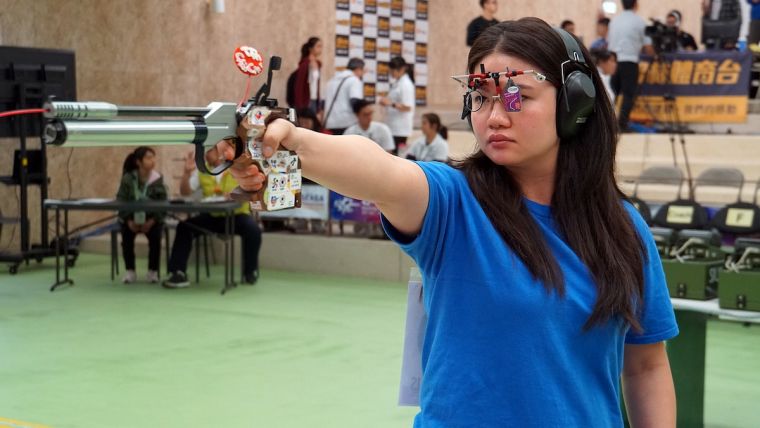 東南亞射擊錦標賽首日拿下女子25公尺手槍銀牌的田家榛，在今(25)日女子10公尺空氣手槍再創佳績摘下金牌。主辦單位提供