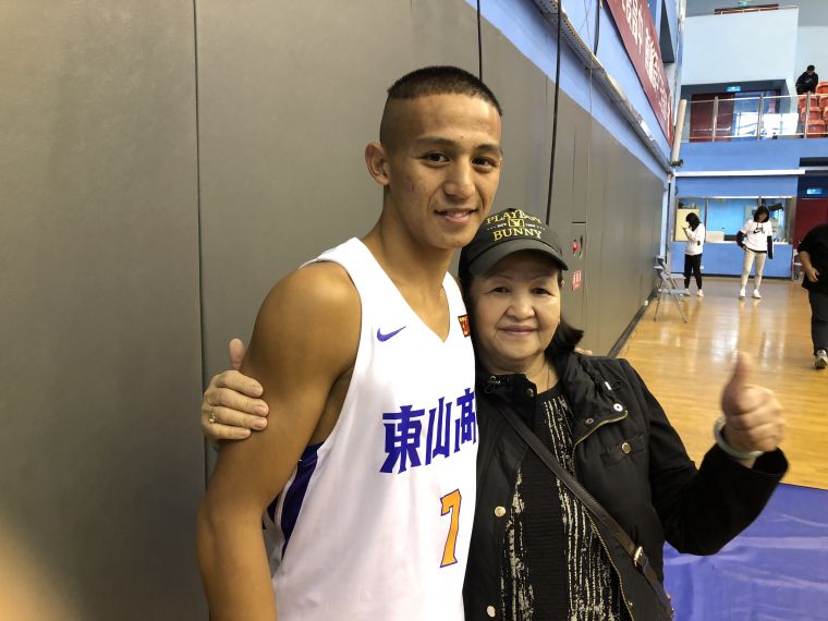 東山「一哥」劉承彥有最疼他的姑婆親來球場探班。
