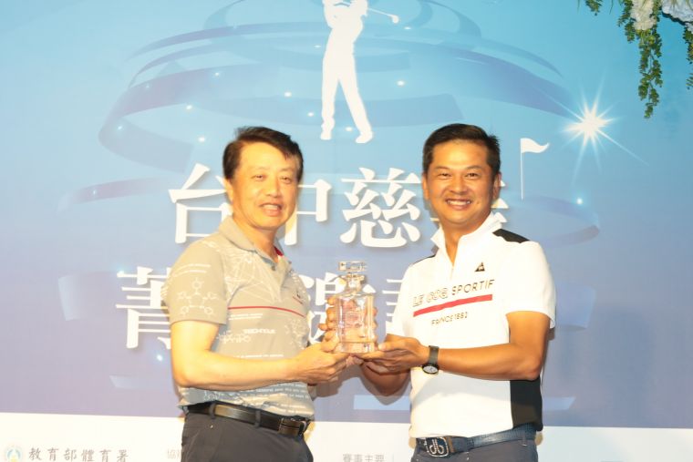 東興國際董事長馬倉國(左)拍得林文堂捐出的珍藏10年的美國名人賽紀念威士忌水晶酒瓶。
