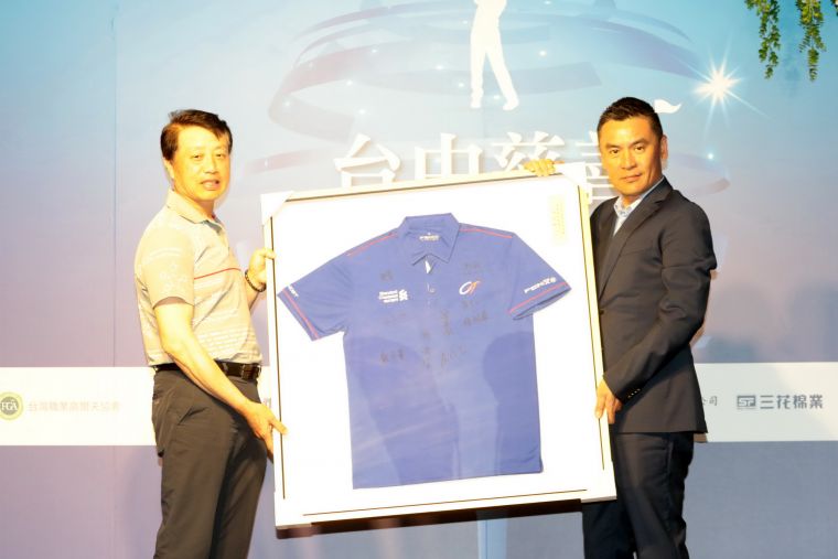 東興國際董事長馬倉國(左)接受台中球場總經理楊文遠的世大運中華高球代表隊簽名隊服。鍾豐榮攝