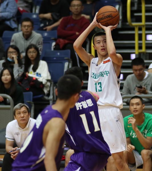 松山193公分大前鋒尹麒綸三分球6投中5，攻下生涯新高24分、8籃板。