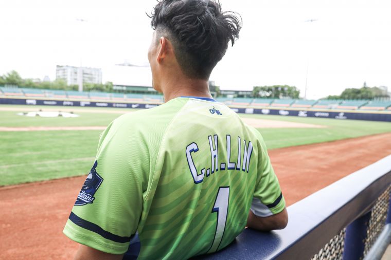 林哲瑄穿上「Run For Green 環保主題球衣」，是悍將本季首款主題球衣。大會提供