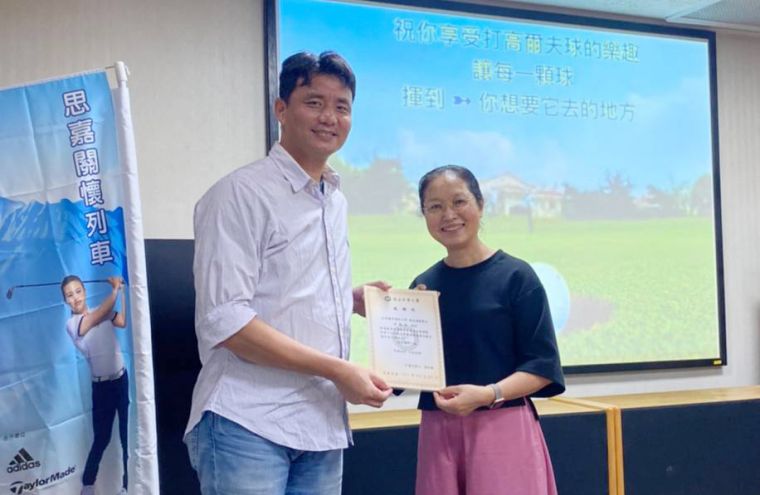 林如瀚教授（左）致贈感謝狀，感謝台灣體育大學運動諮商權威莊艷惠教授（右）協助。東華大學提供