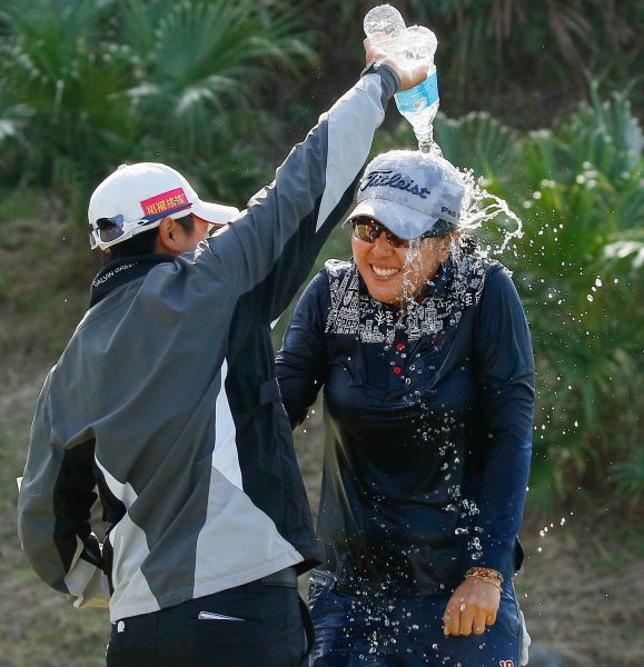 林子麒冠軍到手後，好友們為她灑水慶祝。大會提供