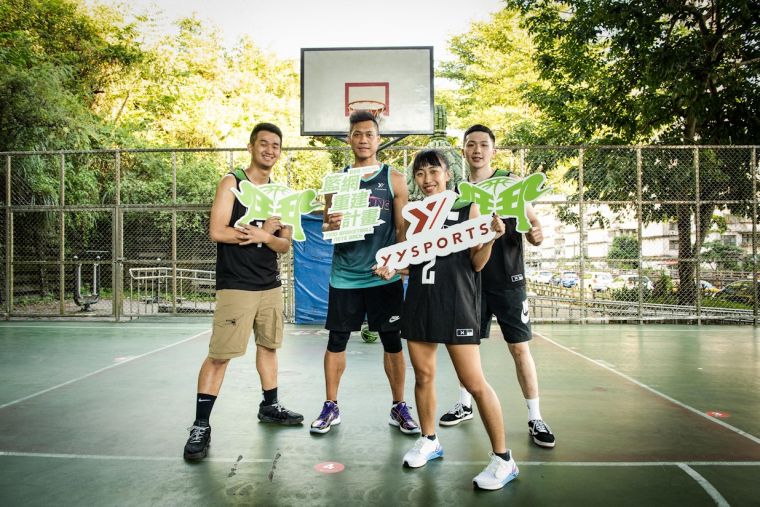 林志傑(左二)邀請全台灣球友一起加入鬥到底籃網重建計畫。大會提供