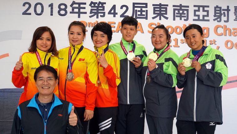 林怡君、劉宛渝及黃彥樺在女子不定向飛靶決賽贏得團體項目金牌。主辦單位提供