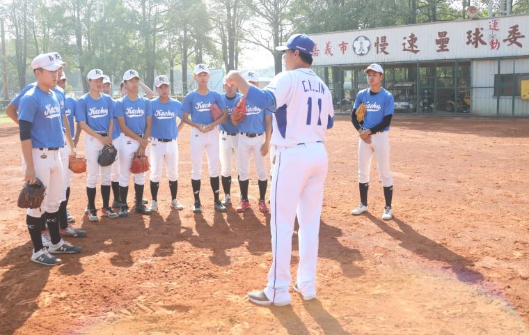林晨樺協助指導嘉義高中棒球隊。官方提供