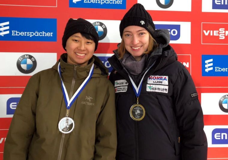 林欣蓉(左)和奪金的德裔韓國籍選手合影。中華民國雪橇協會／提供。
