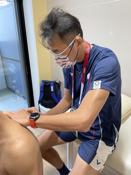 林瀛洲醫師於東奧診療室幫選手進行檢查。長庚運動醫學團隊提供