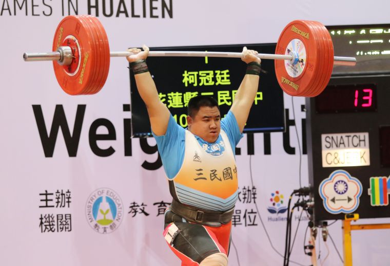 柯冠廷挺舉第三次試舉130公斤的驚天一舉，突破他個人最佳成績125公斤。蔡宗憲攝