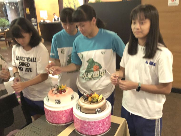 桃園大成女籃兩名小壽星陳子晴（右）、林芷瑄（中）切蛋糕許願。大會提供