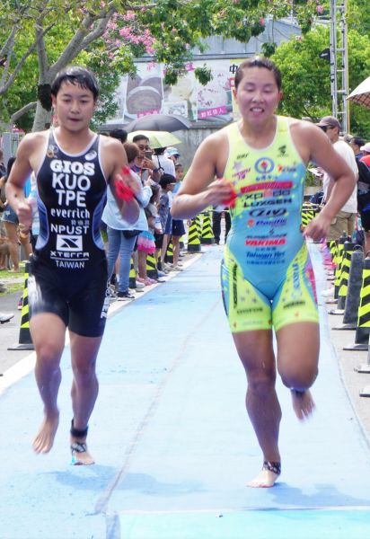 梅花湖近七屆冠軍張嘉家(右)、郭家齊在游泳都一起上來。中華民國鐵人三項協會提供