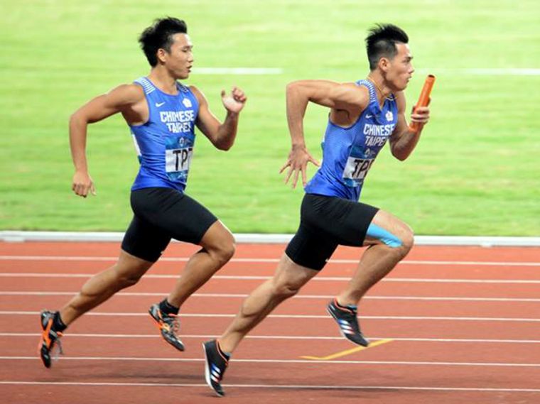 男子四百公尺接力賽中華隊魏溢慶(左)和楊俊瀚。田徑協會／提供。