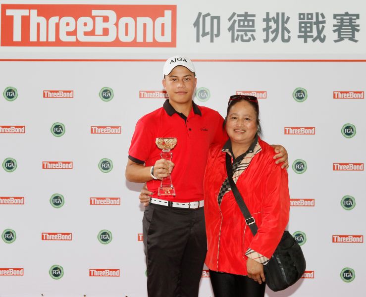 業餘選手沙比亞特.馬克(左)於母親節前贏得業餘冠軍將獎盃作為禮物獻給媽媽。葉勇宏攝