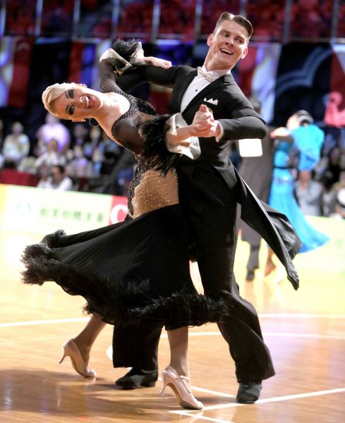 標準舞世界冠軍Dmitry Zharkov／Olga Kulikova 。