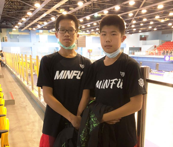 民富「小雙塔」蔡翔宇（左）、黃邦凱帶班延長賽克永康幸運晉32強。大會提供