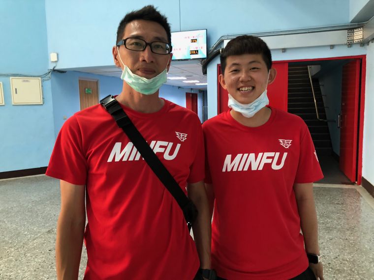 民富新教練檔金志鴻（左）、徐幼婷首度搭配就開紅盤晉32強。大會提供