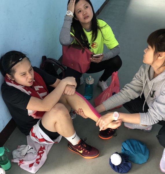 民族陳梓薰第一節傷了腳踝短暫換下又抱傷硬撐，賽後疼痛加劇。