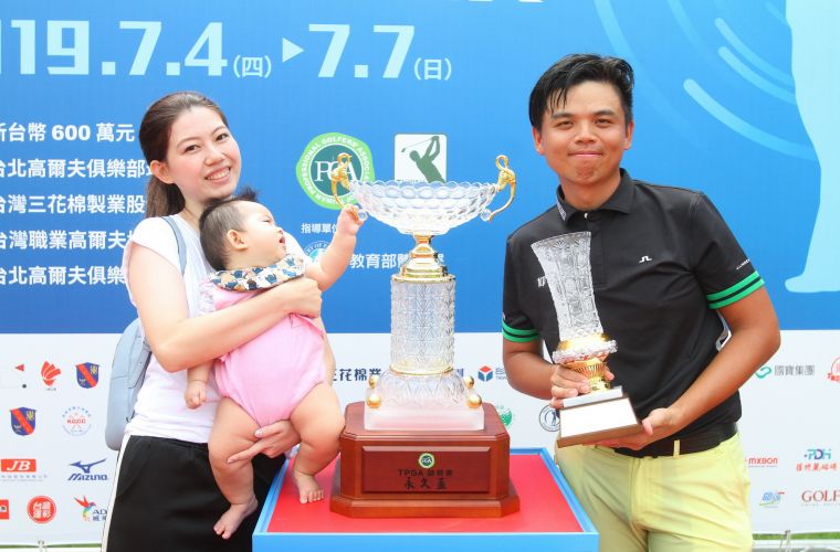 洪健堯拿下三花TPGA錦標賽冠軍和老婆及小女兒合影。鍾豐榮攝