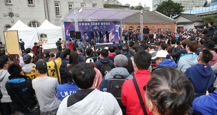 同樣在華山展出的「中華職棒三十週年特展—無人出局」，進場觀眾人數已突破2萬2千人。李天助攝