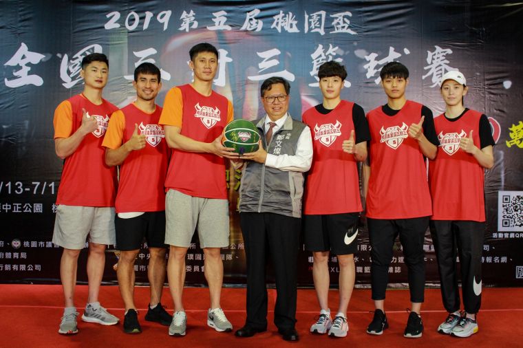 活動大使璞園男籃及國泰女籃致贈簽名球予鄭文燦市長。