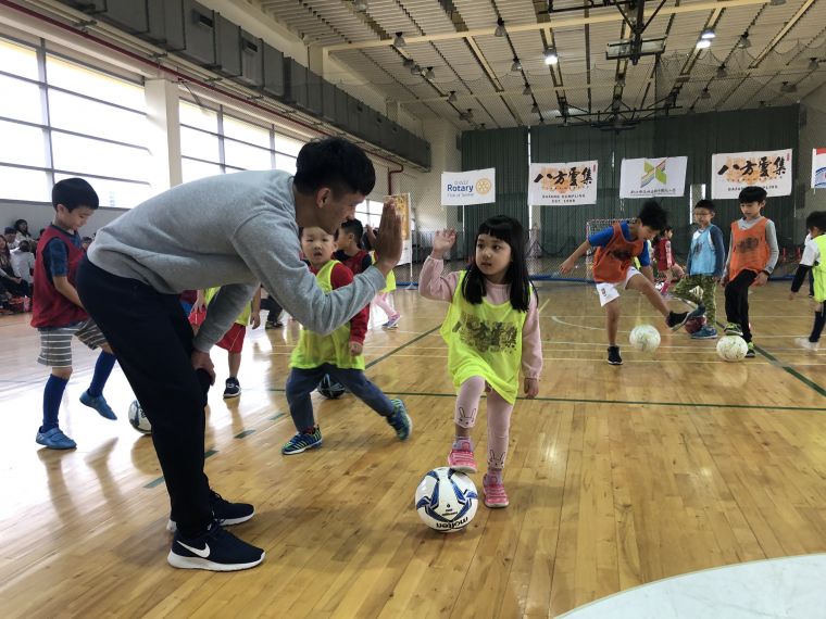 國腳溫智豪赴淡水指導小朋友踢足球。大會提供