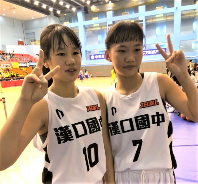 漢口「一姊」隊長徐子芮（左）與防守「大鎖」林妍樂功在晉八強。大會提供
