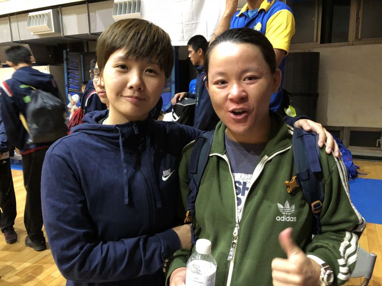 漢口雖出局但「龍鳳胎」準媽媽教練邱秀玟（右）獲好友忠明女籃教練柳內惠茹的肯定及加持。