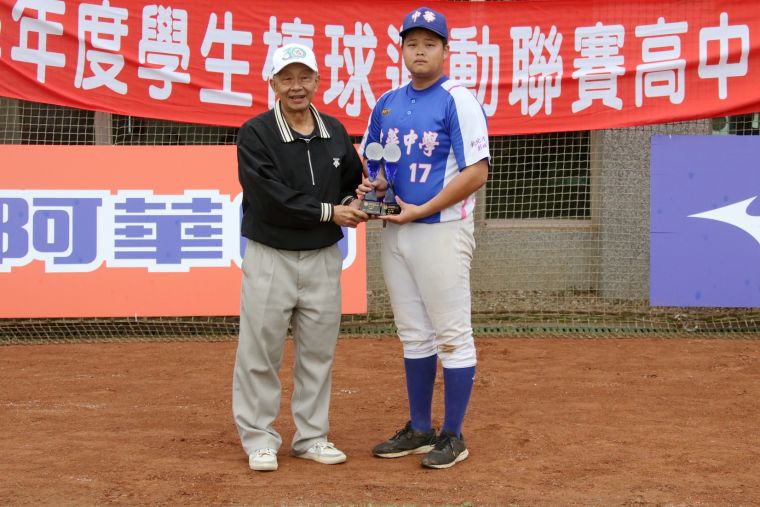 中華中學王靖翔冠軍戰完美表現奪兩項個人獎項。大會提供