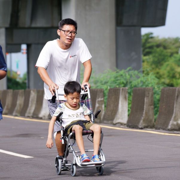 爸爸涂榮昌首次嘗試與發展遲緩的兒子一起參與路跑。大會提供