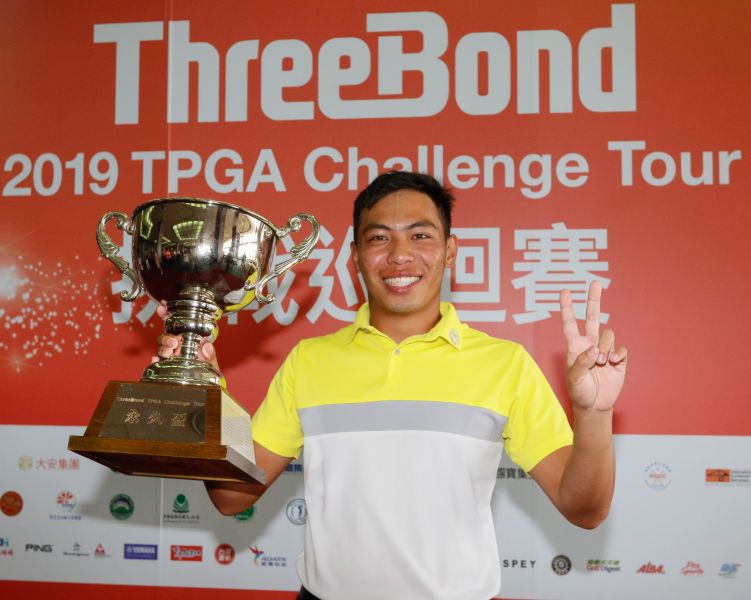 王偉祥笑納第二座ThreeBond挑戰巡迴賽第二座冠軍獎盃。葉勇宏攝