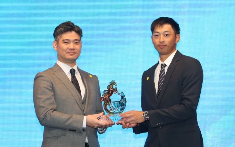 王偉軒贏得ThreeBond挑戰巡迴賽年度獎金王，左為頒獎人ThreeBondThreeBond香港有限公司 台灣分公司總經理泰地宏和。鍾豐榮攝