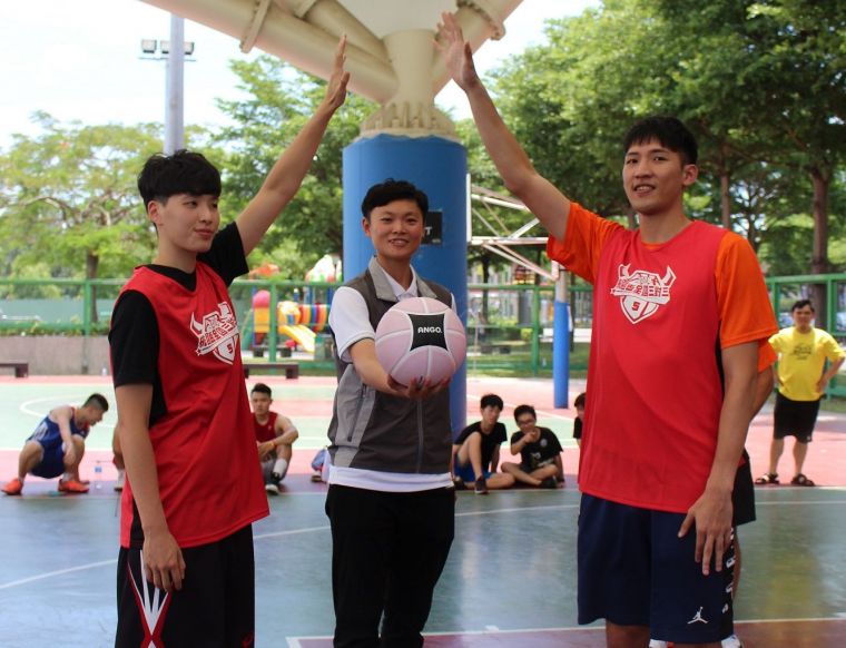 球星表演賽由莊佳佳局長(中)、璞園劉衍謙(右)及國泰林育庭(左)進行開球。神準國際行銷提供