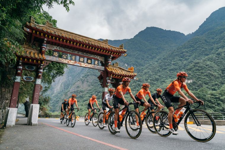 由沃絲領軍的CCC-Liv女子車隊。中華民國自行車騎士協會提供