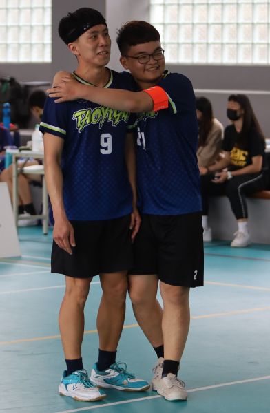 男乙雙人賽奪冠的桃園猛牛，如願晉升甲組的楊凱安（右）開心擁抱隊友林侑增。大會提供