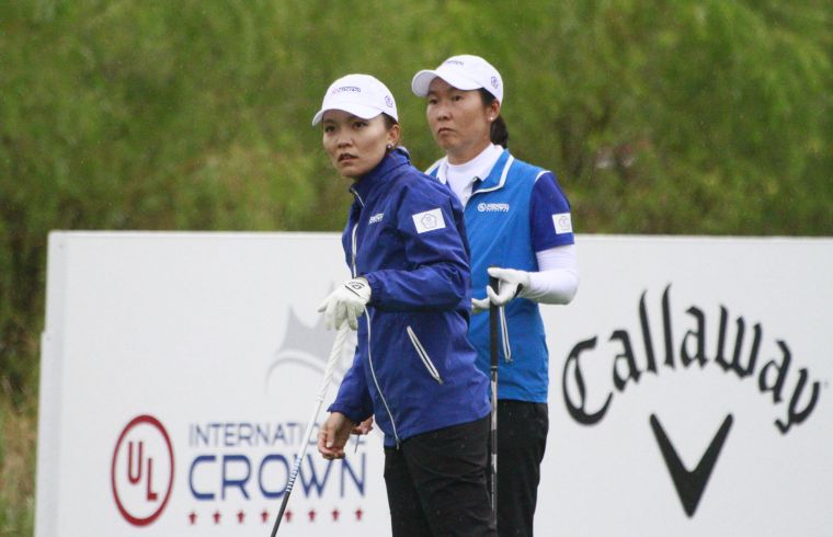 盧曉晴（左）開球之後隊友龔怡萍也緊盯著球飛去的方向。中華隊提供