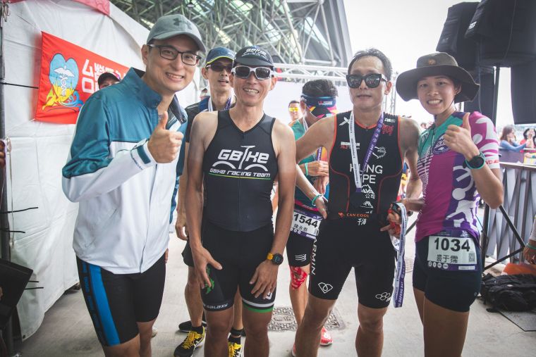 知名小兒科醫生黃瑽寧和「台灣首位跑進波士頓馬拉松的視障選手」洪國展，一起以接力方式成功挑戰標鐵組比賽。大會提供