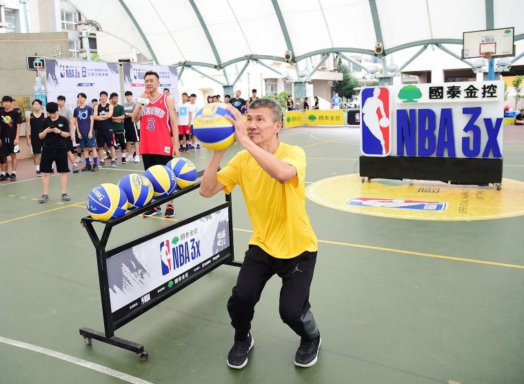 知名球評李亦伸現身2019國泰NBA 3x高雄預賽賽場，並在活動中場參與「趣味三分球大賽」。