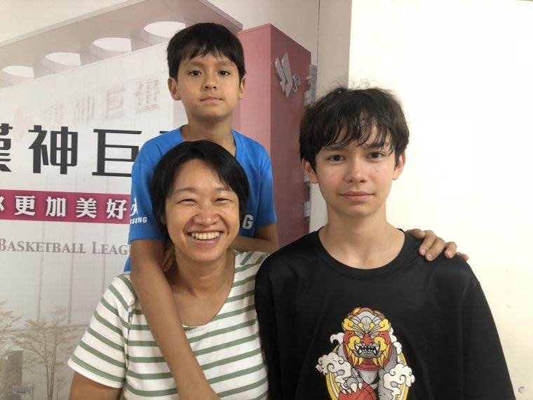 石牌男籃的法、台混血小帥哥陳宥杰（左）與踢足球的弟弟陳秉鈜及媽媽。大會提供