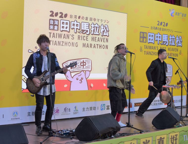 神棍樂團在開場表演本次馬拉松主題歌曲「42195」。官方提供