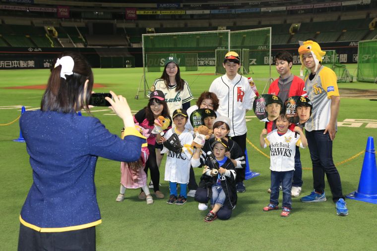 福岡巨蛋巡禮提供軟銀鷹球員比賽服、忍者或浴衣等服裝提供球迷拍攝紀念照。