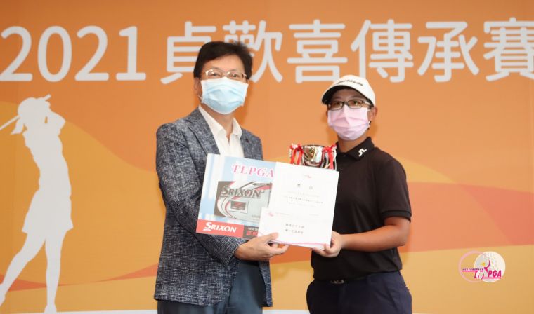立益球場董事長蘇慶琅(左)頒女A組冠軍宋佳恩。官方提供